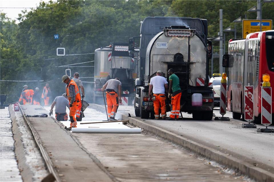 Auf der Frankfurter Friedensbrücke werden die Straßenbaugleise getauscht. Der Zeitpunkt war nicht optimal. Boris Roessler/dpa
