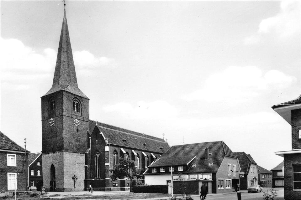 Auf der Freifläche vor der St.-Martin-Kirche steht heute die Volksbank Raesfeld-Erle.