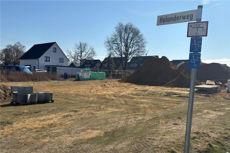 Auf der Freifläche zwischen Holunderweg, Sonnenblumenweg und Marienstraße soll der neue Spielplatz entstehen.