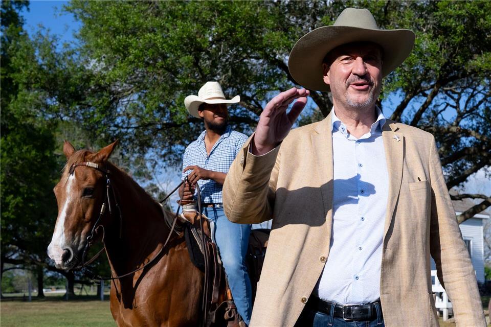 Auf der George Ranch unweit der Millionenmetropole Houston hat Bayerns Ministerpräsident Markus Söder seinen Texas-Besuch mit obligatorischem Cowboy-Hut begonnen. Sven Hoppe/dpa