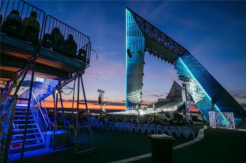 Auf der Halde wird wieder eine Bühne aufgebaut: Nach der „Zauberflöte“ in den beiden vergangenen Jahren wird im August nun das Musical „West Side Story“ aufgeführt. (Archivbild) Oliver Dietze/dpa