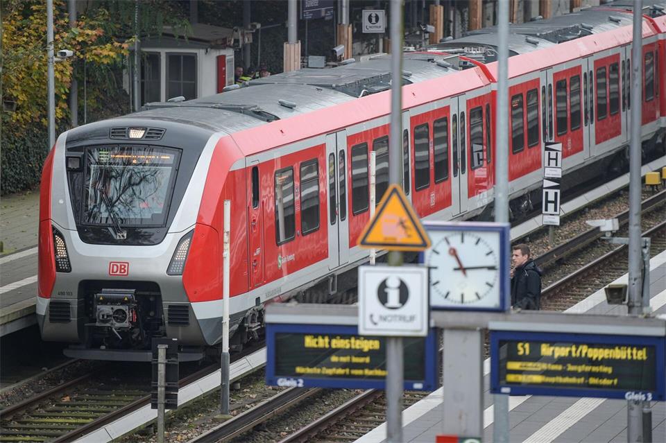 Auf der Hamburger S-Bahnlinie S1 fahren am Wochenende keine Züge zwischen Wedel und Altona. (Archivbild)picture alliance / Axel Heimken/dpa