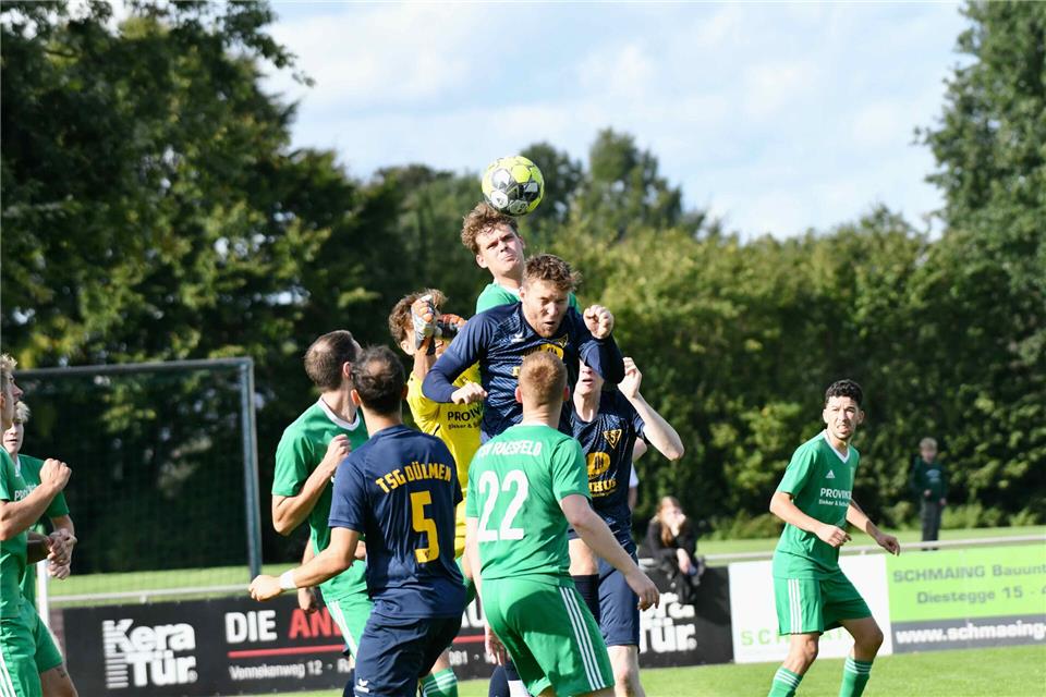 Auf der Höhe: Abwehrspieler Finn Olbing (Mitte) steigt gegen Dülmen zum Kopfball hoch, wenn auch mit Glück in dieser Szene. 