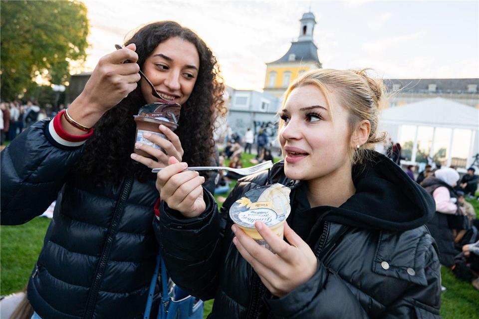 Auf der Hofgartenwiese ging der Pudding mit Gabeln zum Mund. Benjamin Westhoff/dpa