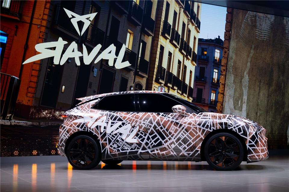 Auf der IAA Mobility in München war der jetzt enthüllte Cupra Raval noch getarnt zu sehen. (Archivbild)Sven Hoppe/dpa