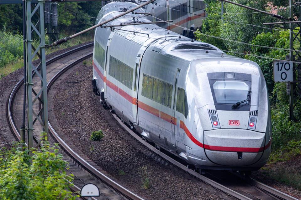 Auf der ICE-Strecke zwischen Nürnberg und Ingolstadt gibt es Beeinträchtigungen. (Archivbild) Jens Büttner/dpa