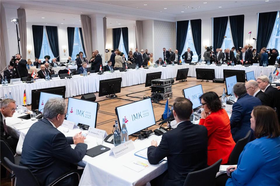 Auf der Innenministerkonferenz in Bremen haben die Innenminister über zahlreiche Themen diskutiert - unter anderem über Drohnenabwehr. Sina Schuldt/dpa