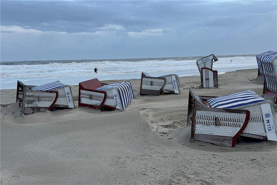Auf der Insel Norderney kippten etliche Strandkörbe um. Volker Bartels/dpa