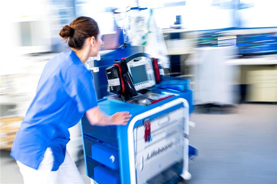 Auf der Intensivstation eines Krankenhauses brauchen Pflegefachpersonen besonderes Fachwissen.picture alliance/dpa