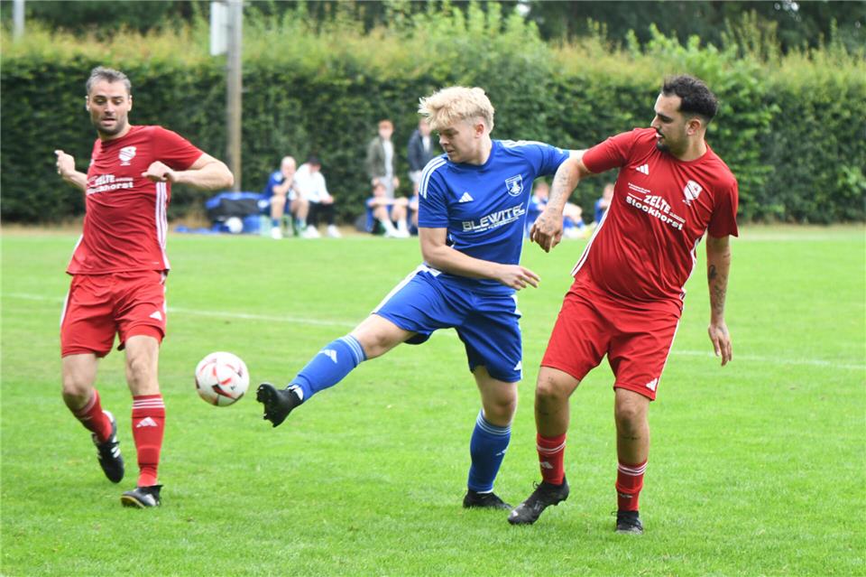 Auf der Jagd nach Punkten: Henri Schüring (Mitte) und VfL Ramsdorf bekommen neue Gegner.