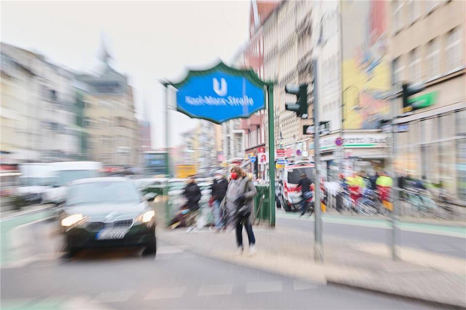 Auf der Karl-Marx-Straße eröffnet ein neues Standortkonzept für das ehemalige Karstadt-Warenhaus. (Symbolbild)Annette Riedl/dpa