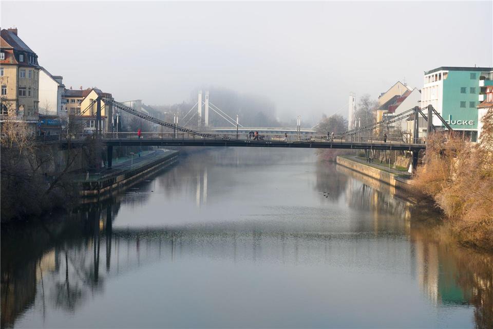 Auf der Kettenbrücke spitzt sich ein Streit zwischen zwei Männern zu. (Archivbild)picture alliance / Nicolas Armer/dpa