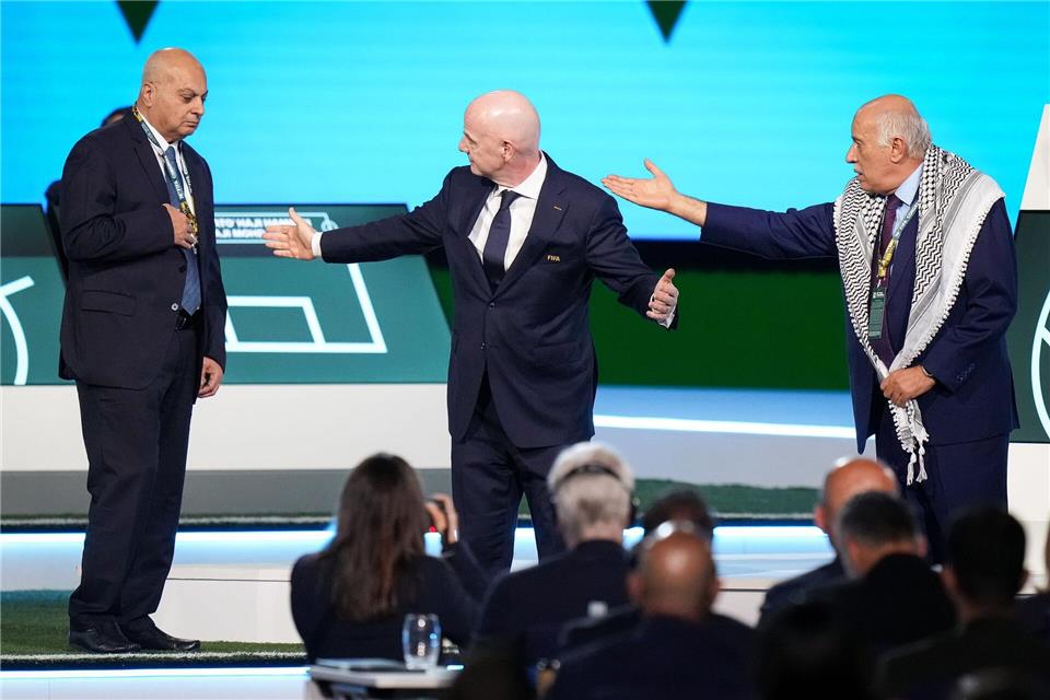 Auf der Kongressbühne stehen sich die Vertreter aus Israel und Palästina gegenüber. FIFA-Chef Infantino will vermitteln. Darryl Dyck/The Canadian Press/AP/dpa