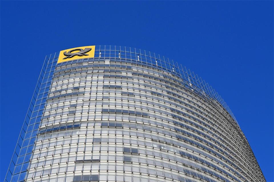 Auf der Konzernzentrale, dem Bonner Posttower, ist das gute alte Posthorn montiert.Wolf von Dewitz/dpa