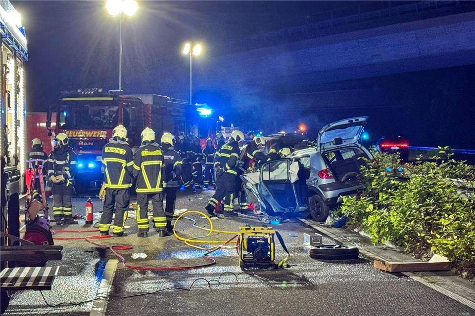 Auf der L74 ist es zu einem schweren Unfall gekommen.Gianni Gattus/Blaulicht Aktuell Solingen/dpa