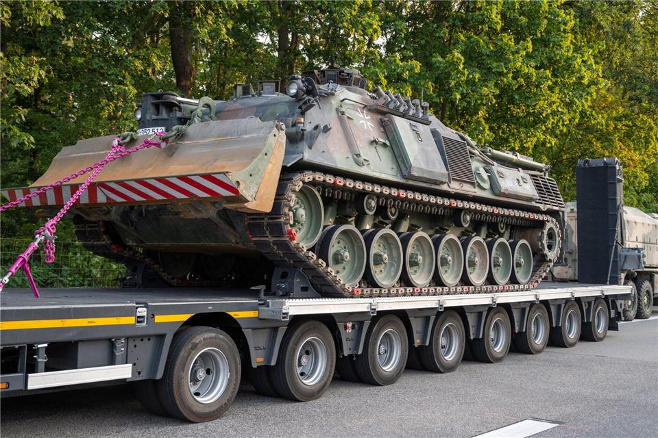 Auf der Ladefläche des gestoppten Lkws stand ein Dachs-Pionierpanzer - ob es sich um einen Bundeswehr-Transport handelte, ist unklar. (Symbolbild)Christophe Gateau/dpa