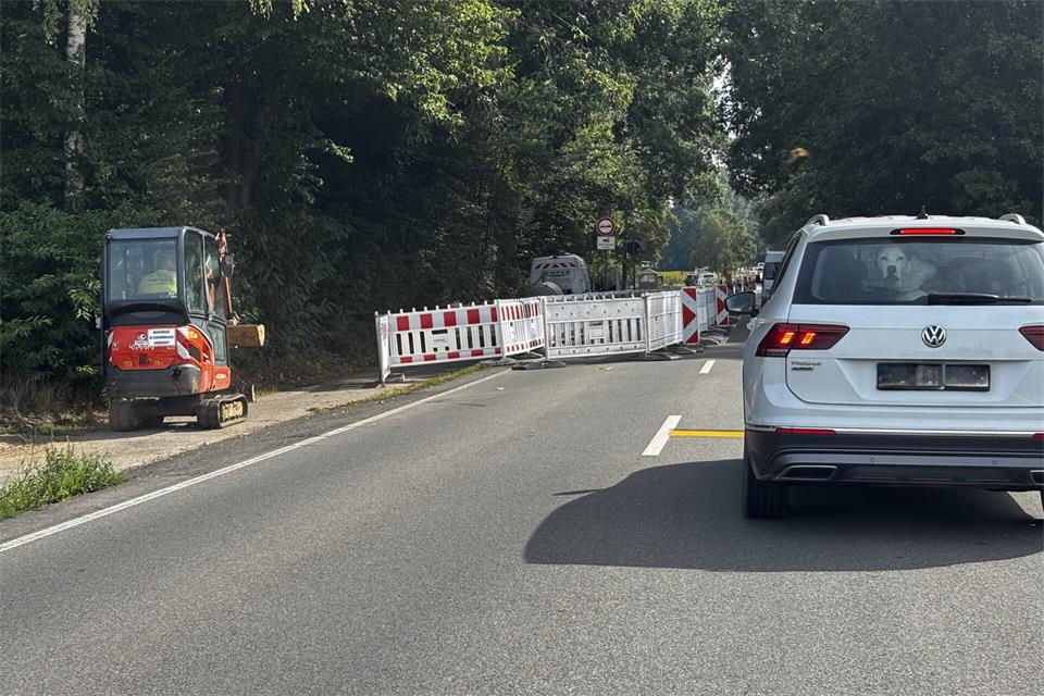 Auf der Landstraße Richtung Bahnhof Reken baut RWW an der Wasserleitung.