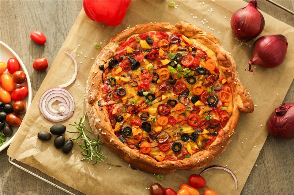 Auf der Laugen-Pizza sind die Deutschland-Farben durcheinandergewürfelt.Lesley Brügger/lemonsanddragons/dpa-tmn