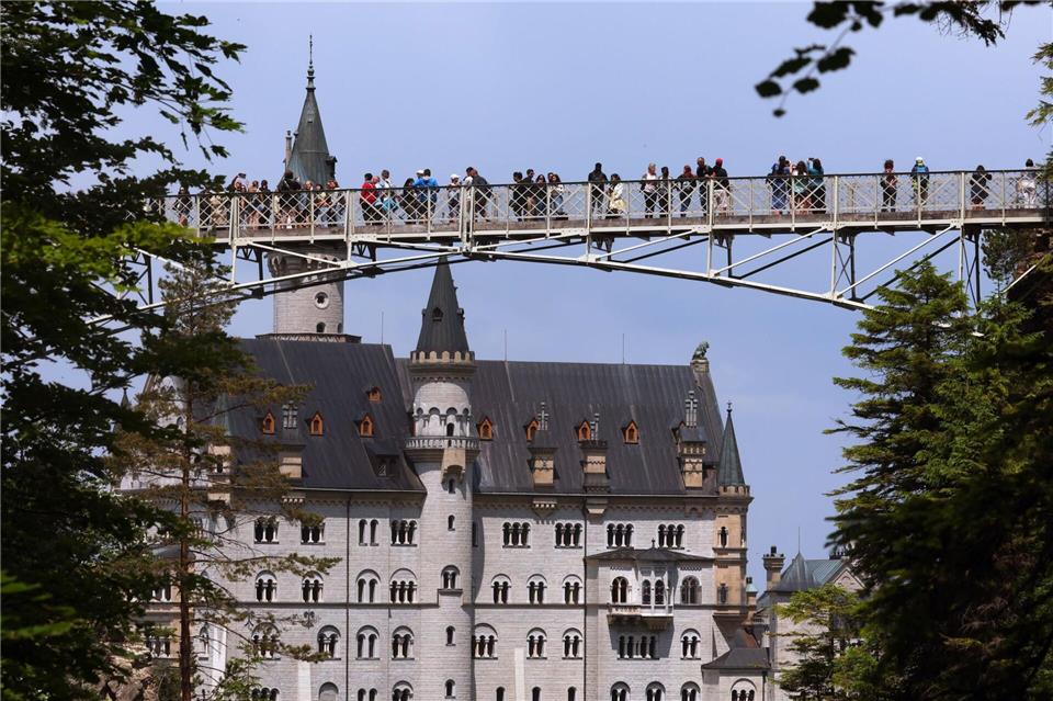 Auf der Marienbrücke gegenüber Schloss Neuschwanstein hatte der Täter seine beiden Opfer kennengelernt. (Archivbild)Karl-Josef Hildenbrand/dpa