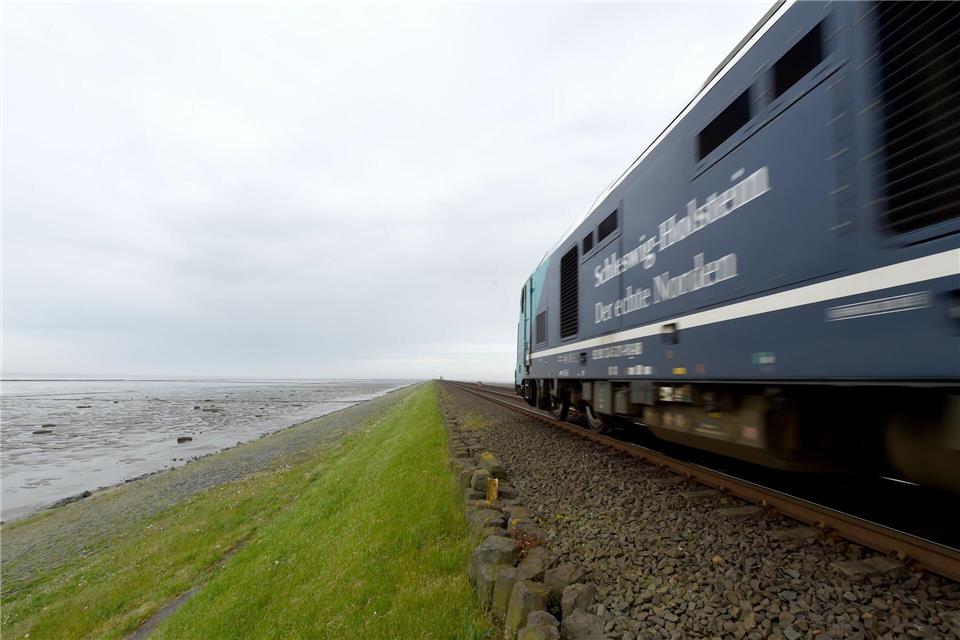 Auf der Marschbahn-Strecke nach Sylt gibt es trotz zahlreicher Maßnahmen der Bahn seit Jahren gravierende Probleme. (Archivbild)picture alliance / Carsten Rehder/dpa