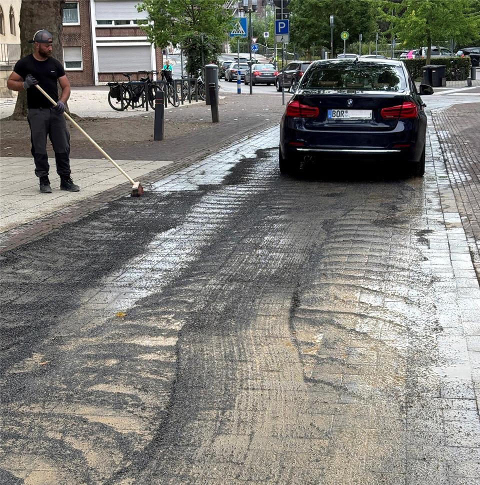 Auf der Mühlenstraße und der Remigiusstraße wurde am Dienstag das Pflaster neu verfugt.