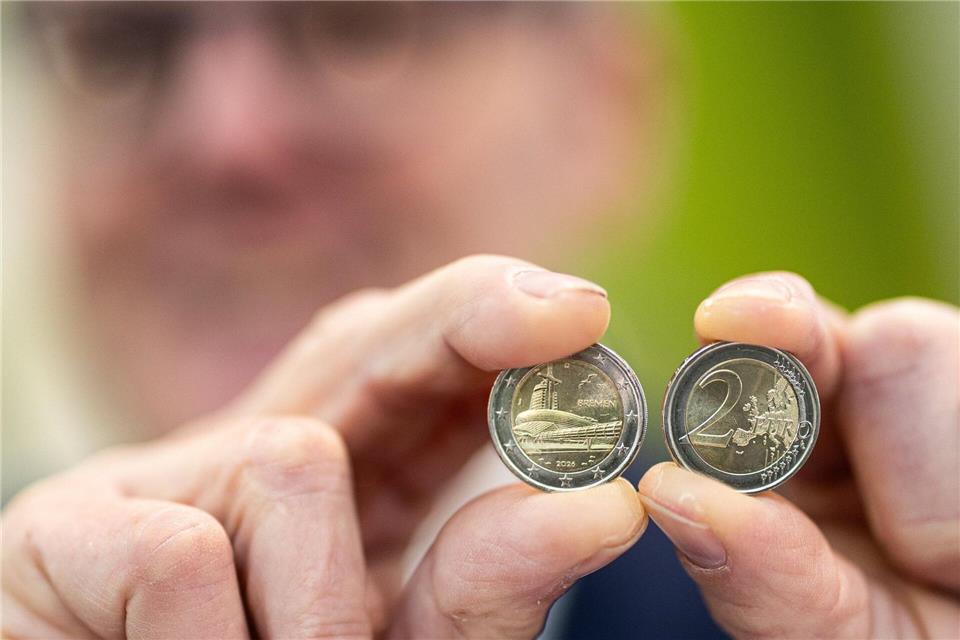 Auf der Münze zu sehen sind das Klimahaus und zwei Möwen am Himmel, dazu der Schriftzug Bremen und die Jahreszahl 2026. Markus Hibbeler/dpa
