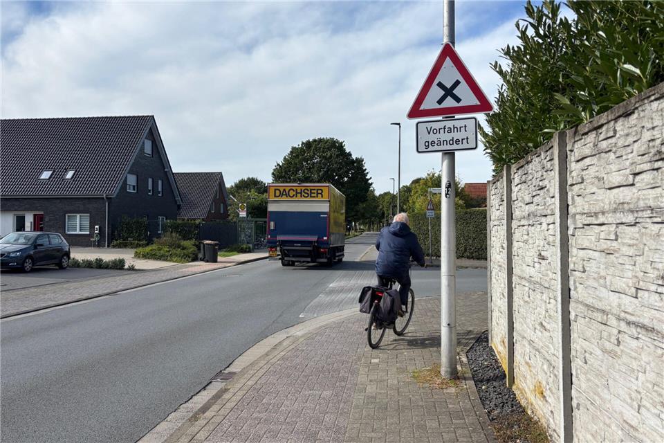 Auf der Neumühlenallee gilt mittlerweile Tempo 30 und rechts vor links.