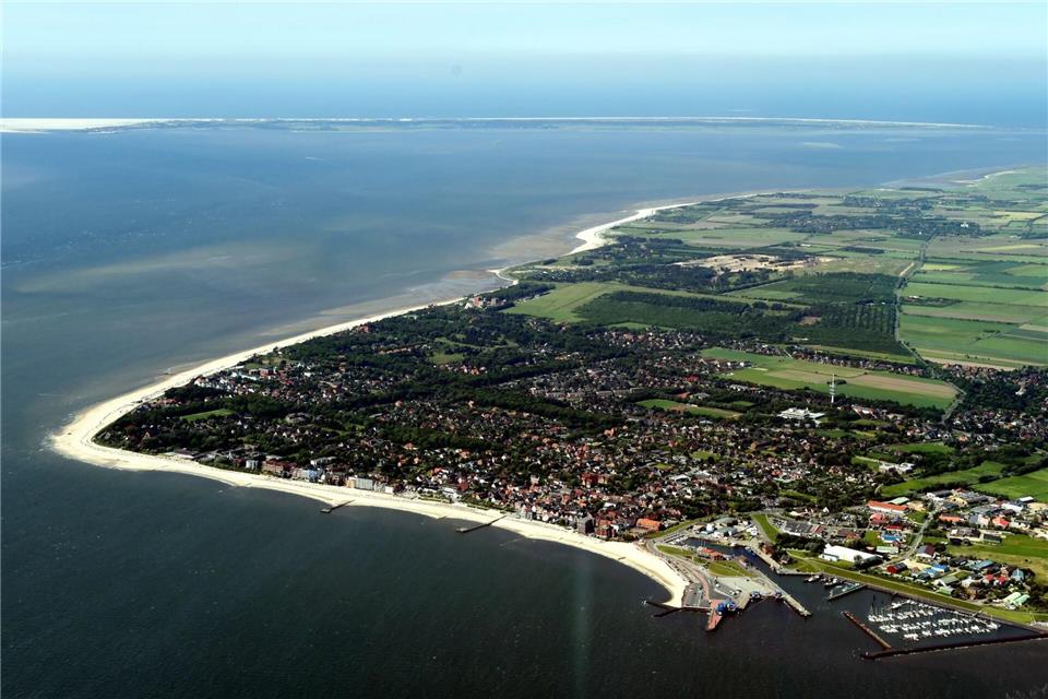 Auf der Nordsee-Insel Föhr ist auf einem Jahrmarkt ein Mann ums Leben gekommen. (Archivbild)Carsten Rehder/dpa