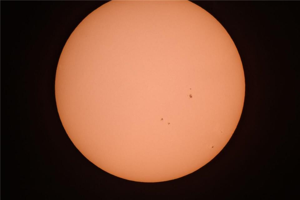 Auf der Oberfläche der Sonne sind mehrere markante Sonnenflecken zu sehen (Aufnahme mit einem speziellen Sonnenschutzfilter).Patrick Pleul/dpa