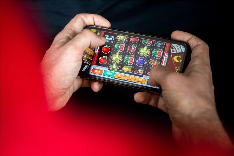 Auf der Online-Plattform DigiSucht erhalten Hilfesuchende bei Glücksspielsucht professionelle Hilfe von geschulten Fachkräften, per Chat, Mail oder Videoberatung. (Symbolbild) Sina Schuldt/dpa