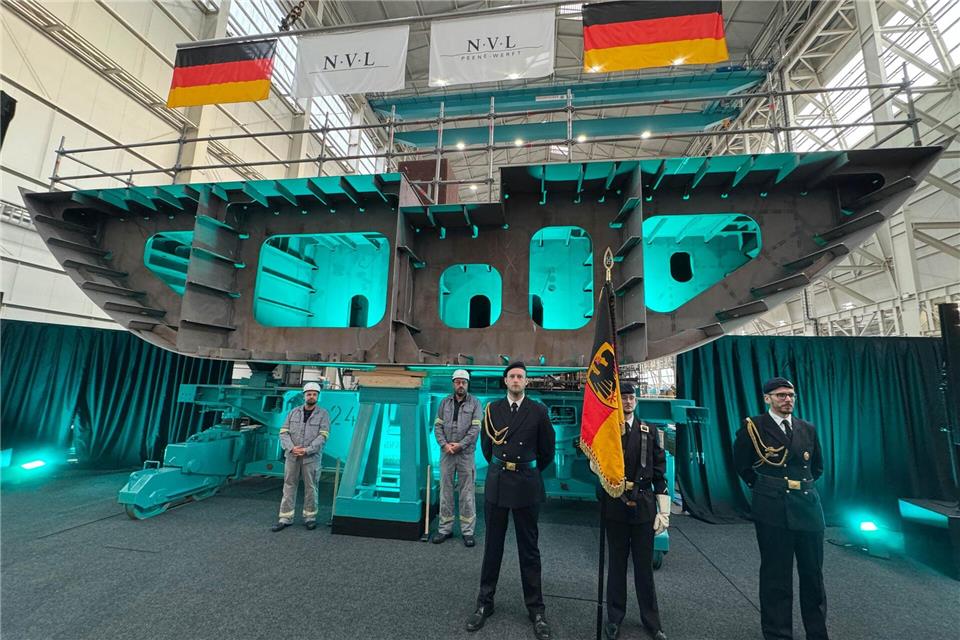 Auf der Peene-Werft in Wolgast ist die Kiellegung für neues Flottendienstboot erfolgt.Stefan Sauer/dpa