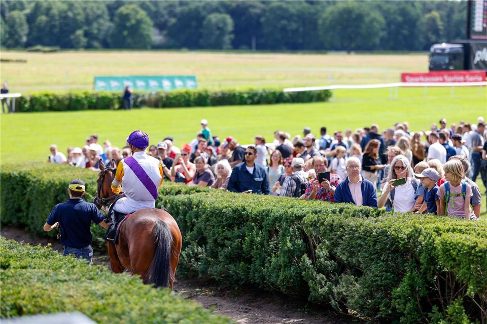 Auf der Pferderennbahn Hoppegarten steht der zweite Renntag des Jahres an. (Archivbild)Gerald Matzka/dpa