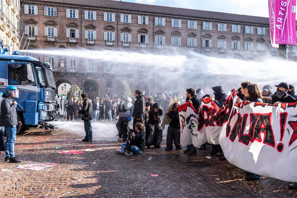 Auf der Piazza Castello wird während des Generalstreiks von Studierenden und Arbeitnehmern, zu dem die Gewerkschaft USB aufgerufen hatte, um auf die hohen Lebenshaltungskosten aufmerksam zu machen und gegen die Aufrüstung zu protestieren, ein Wasserwerfer eingesetzt.Selene Daniele / Agf/AGF via ZUMA Press/dpa