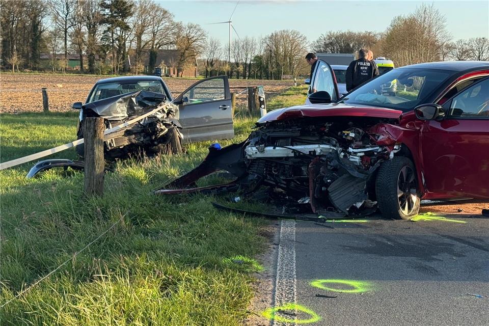 Auf der Rhader Straße in Marbeck ereignete sich am Mittwochnachmittag ein schwerer Verkehrsunfall mit drei beteiligten Personen.