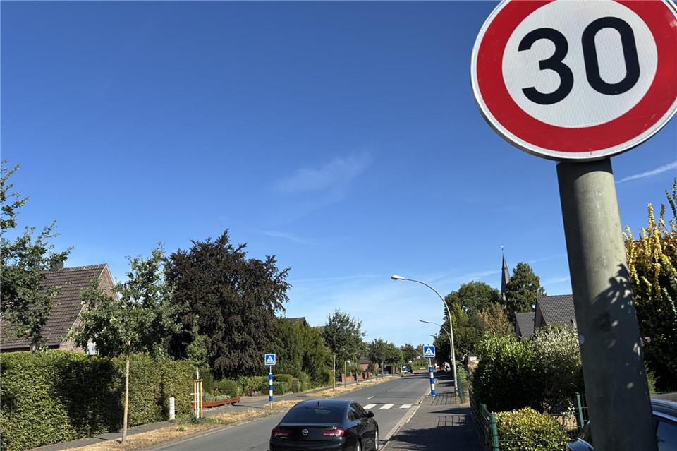 Auf der Schermbecker Straße gilt jetzt auf einem Abschnitt im Erler Ortskern Tempo 30.