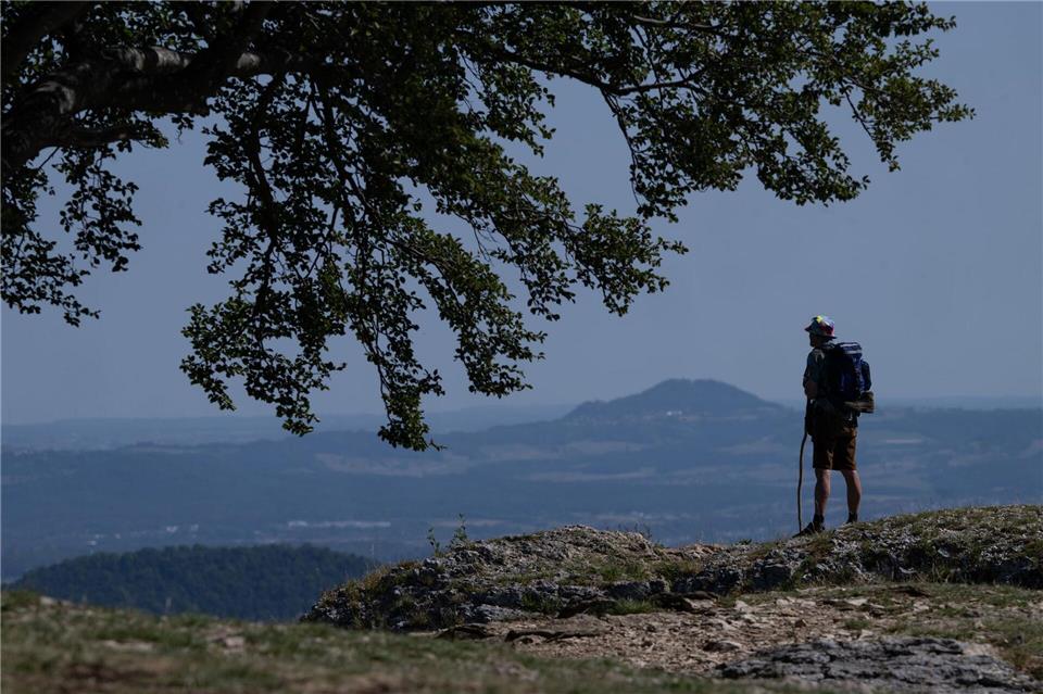 Auf der Schwäbischen Alb wandert es sich schön - allerdings kann es in der Höhe auch schnell gewittern. (Archivbild)Marijan Murat/dpa