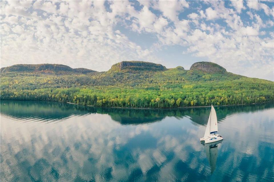 Auf der Sibley-Halbinsel im Lake Superior gelegen: „Sleeping Giant“, eine imposante Felsformation.Goh Iromoto/Tourism Thunder Bay/dpa-tmn