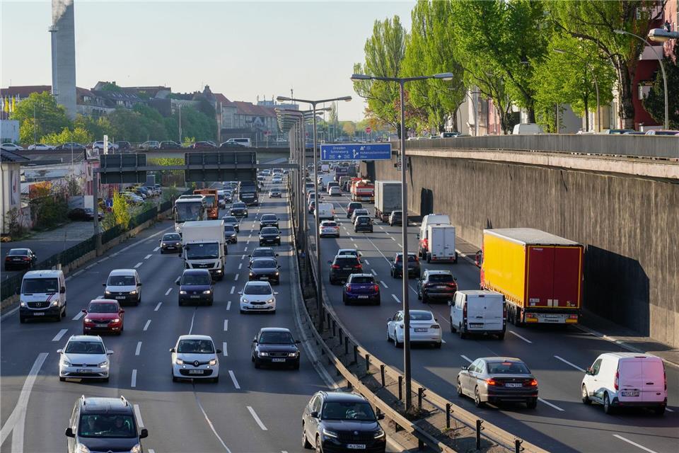 A100 nach Unfall mehrere Stunden gesperrt Auf der Stadtautobahn A100 gab es am Mittwoch einen Verkehrsunfall. (Archivfoto)Soeren Stache/dpa