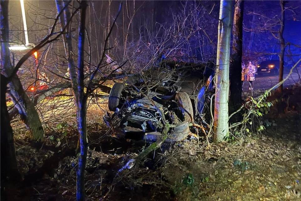 Auf der Straße Zum Lünsberg überschlug sich ein Pkw und prallte gegen mehrere Bäume.