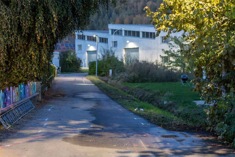 Auf der Straße zeugen Markierungen von den Ermittlungen der Polizei.Philipp von Ditfurth/dpa