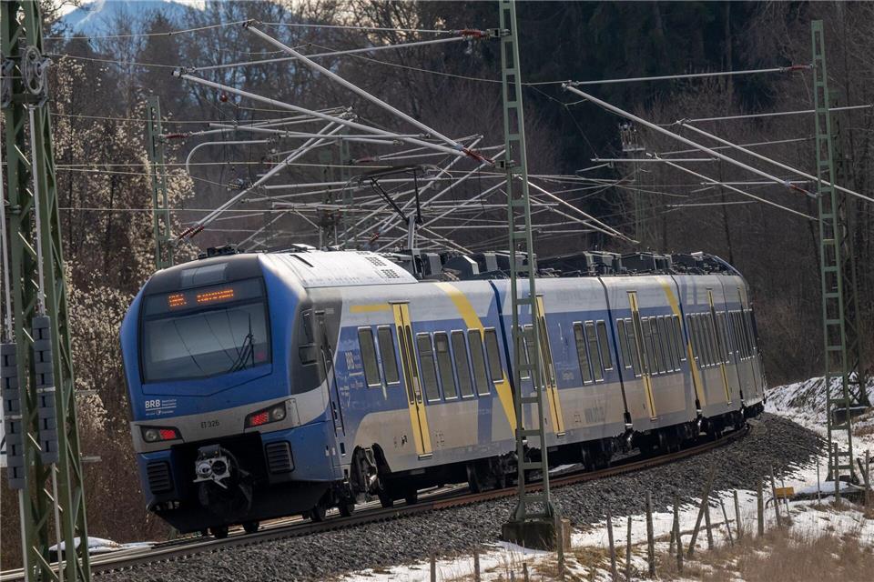 Auf der Strecke der Mangfallbahn kommt es derzeit zu kräftigen Einschränkungen. (Archivbild)Peter Kneffel/dpa