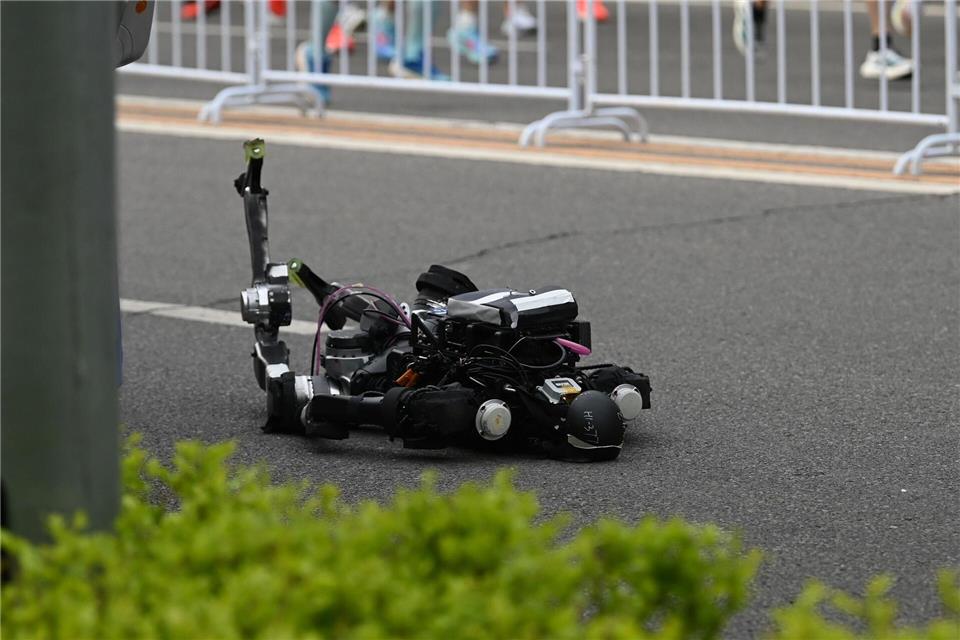 Auf der Strecke kamen auch Roboter zu Fall und mussten ausgetauscht werden. Johannes Neudecker/dpa