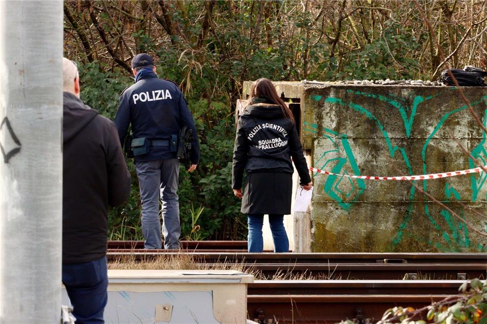 Auf der Strecke zwischen Bologna und Ancona geriet in der Nähe des Bahnhofs von Pesaro eine Stromkabine in Brand.Davide Gennari/LaPresse via ZUMA Press/dpa