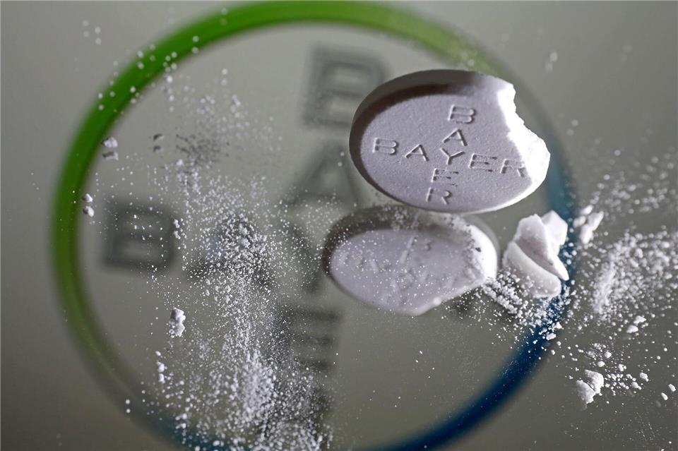 Auf der Suche nach einem neuen Arznei-Scoop made in Germany: Wirtschaftsminister Mona Neubaur erklärt in Düsseldorf, was man aus der Geschichte der Aspirin-Erfindung lernen kann. (Symbolbild)Oliver Berg/dpa