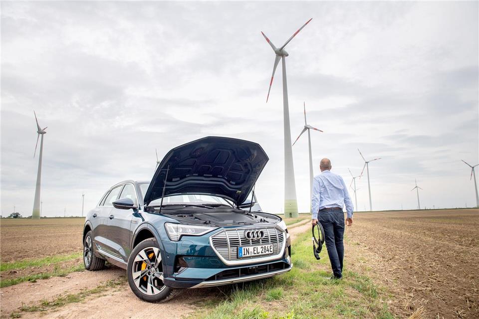 Auf der Suche nach neuem Strom: Direkt am Windrad gibt’s sicher keinen - doch Ladesäulen sind mittlerweile ja keine Seltenheit mehr.Zacharie Scheurer/dpa-tmn