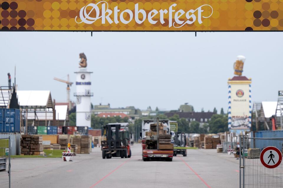 Auf der Theresienwiese laufen letzte Arbeiten vor dem Wiesn-Start. (Archivfoto)Sven Hoppe/dpa