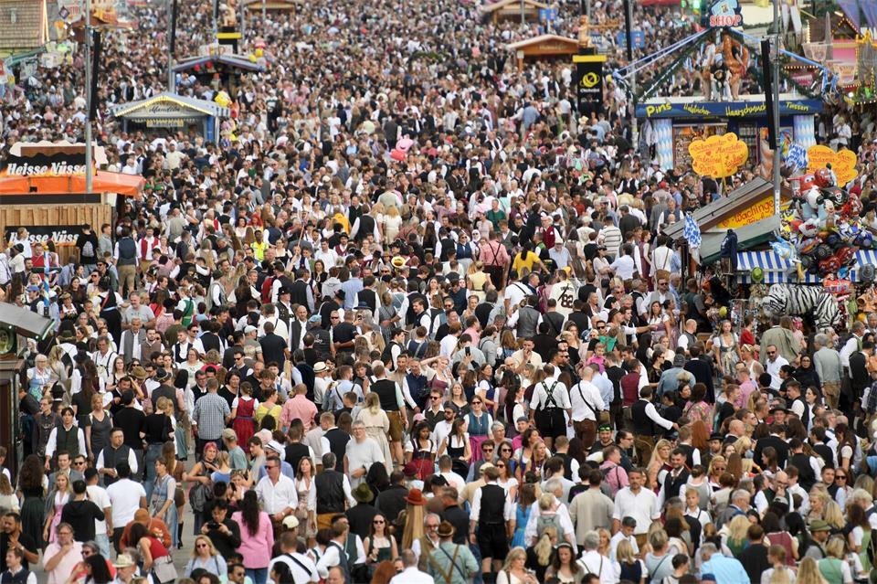 Auf der Theresienwiese sind zur Oktoberfestzeit enorm viele Menschen unterwegs. (Archivbild)Felix Hörhager/dpa
