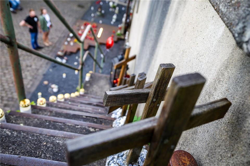 Auf der Treppe am Unglücksort stehen 21 Holzkreuze, für jede verstorbene Person ein Kreuz. (Archivbild)Christoph Reichwein/dpa