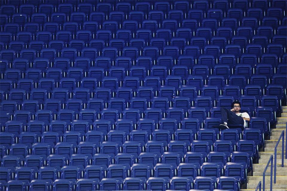 Auf der Tribüne kann es am frühen Morgen schon einmal einsam werden.Adam Hunger/FR110666 AP/AP/dpa