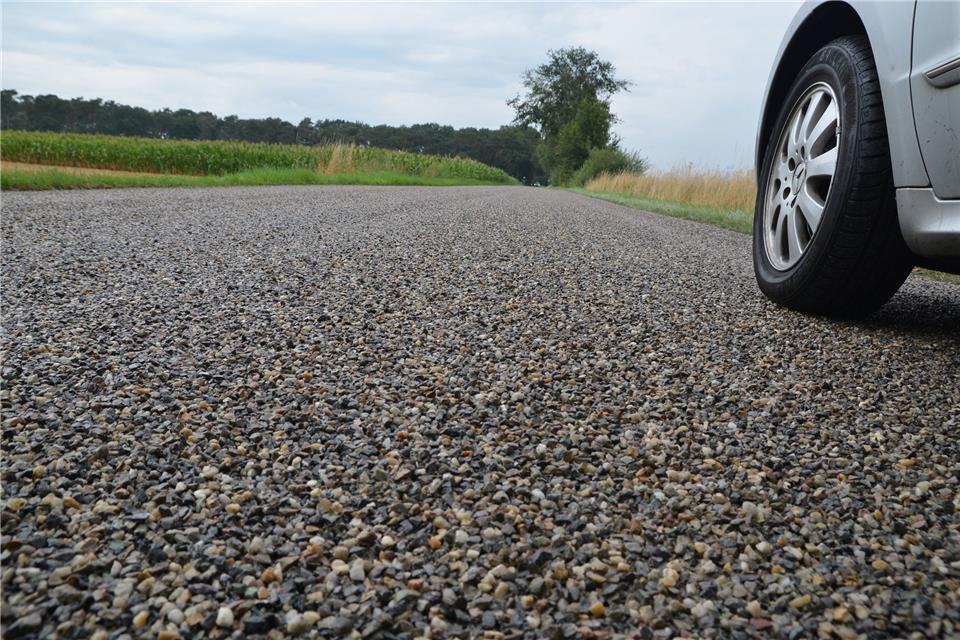 Auf der Truvenne ist ein neuer Straßenbelag aufgebracht worden. Die Markierungen fehlen noch.